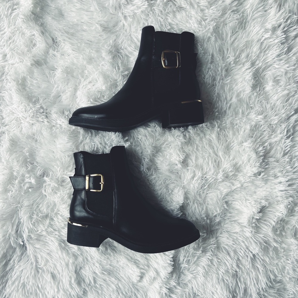 ❌ S O L D ❌
Faux Leather Chelsea Ankle Boot
